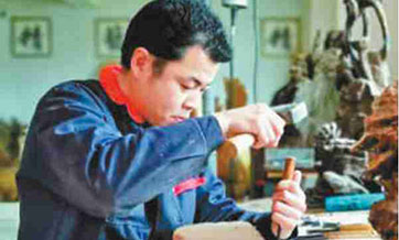 Disabled farmer shakes off poverty, helps with local poverty alleviation with woodcarving craftsmanship