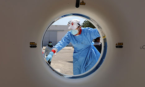 Chinese medical experts help set up CT equipment in Iraq