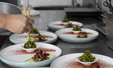 Catering businesses in Chengdu provide serving spoons and chopsticks to promote healthier table manners