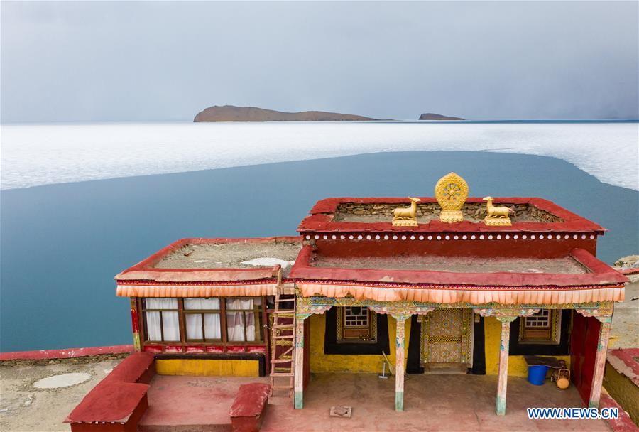 Scenery of Puma Yumco Lake in Tibet