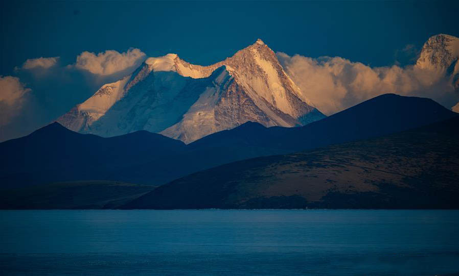 Scenery of Puma Yumco Lake in Tibet