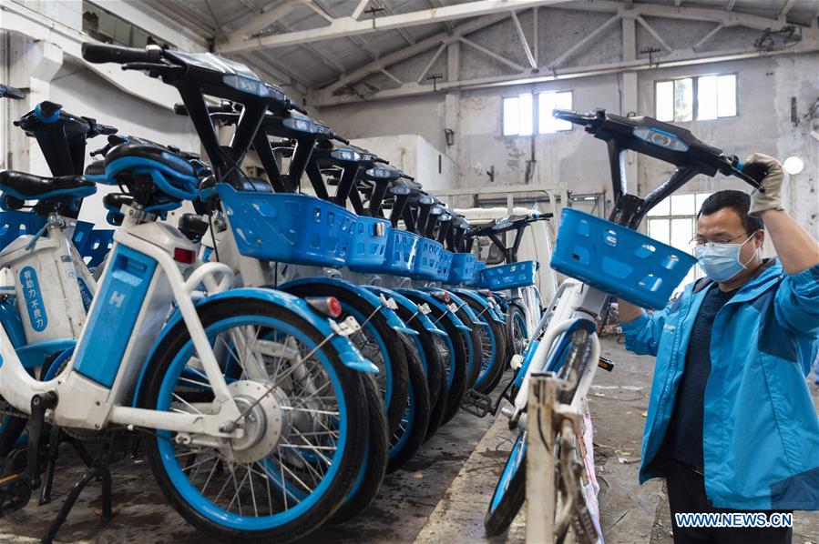 Bicycle-sharing companies restart businesses in Hubei