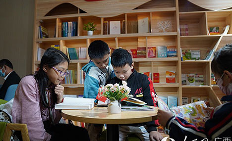 People enrich their life at new bookstore at relocation site in Guangxi’s Shangsi county