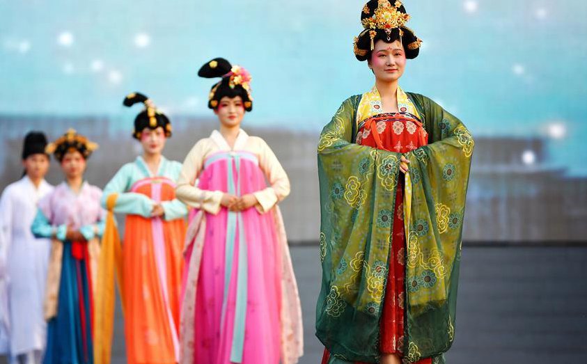 People in Tang Dynasty costumes perform in Xi'an 