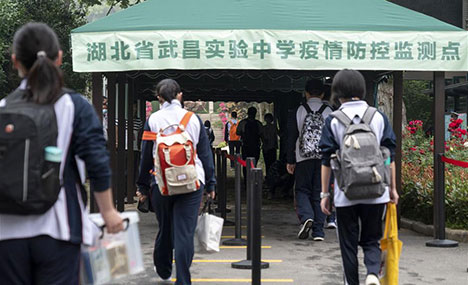 Senior students return to campus in Wuhan