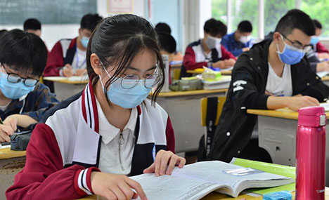 Graduating students in Hubei return to campus