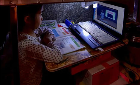 7-year-old continues her school assignments in creative makeshift desk at market in Hubei