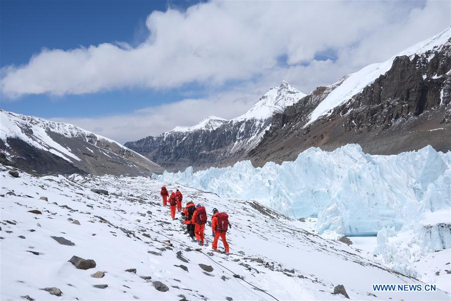 Chinese surveyors retreat from advance camp on Mount Qomolangma to base camp