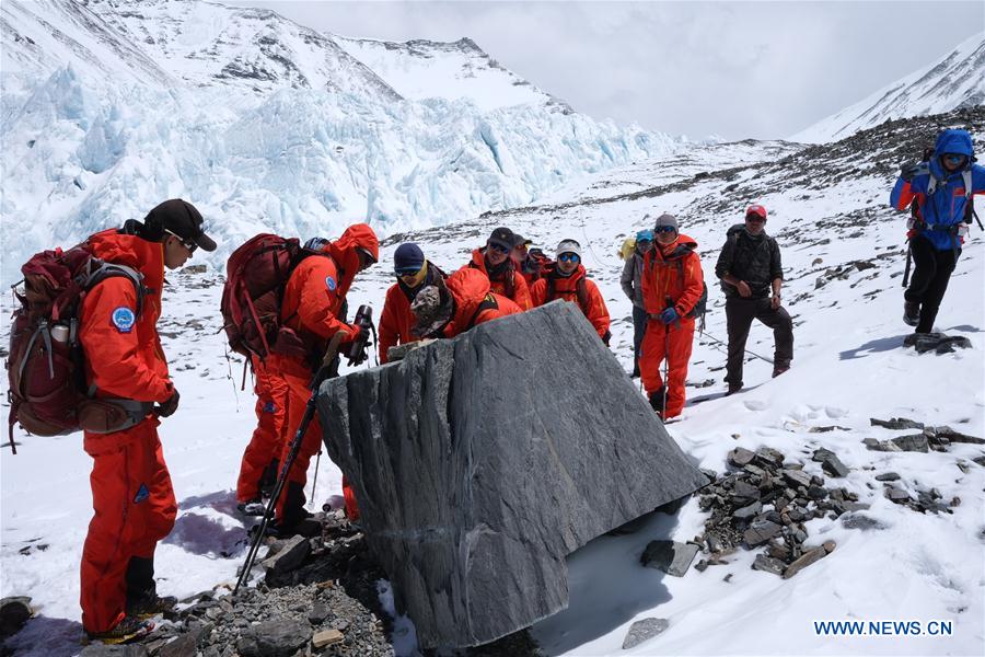 Chinese surveyors retreat from advance camp on Mount Qomolangma to base camp