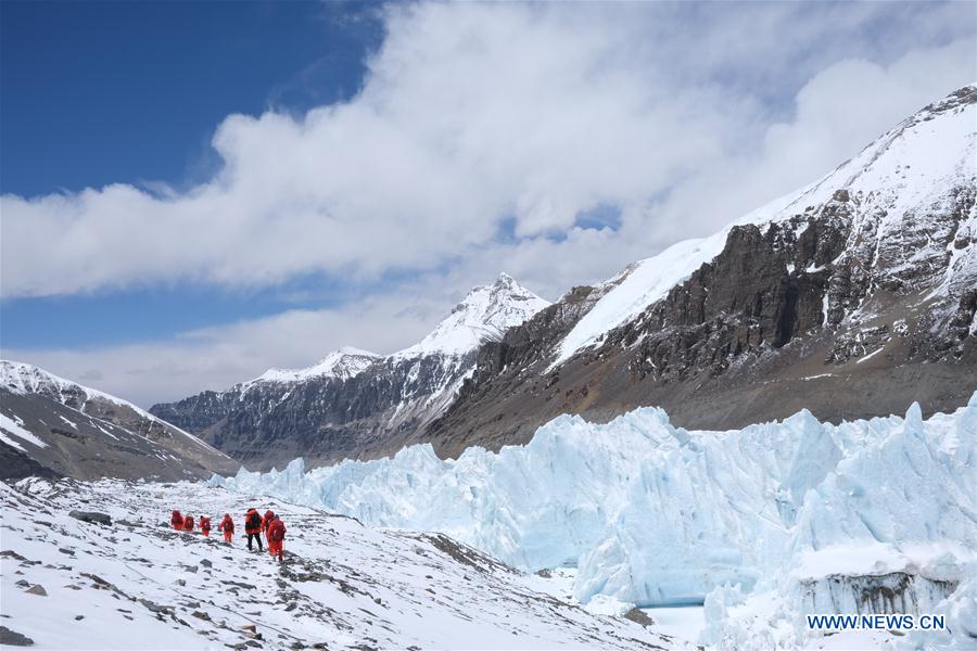 Chinese surveyors retreat from advance camp on Mount Qomolangma to base camp