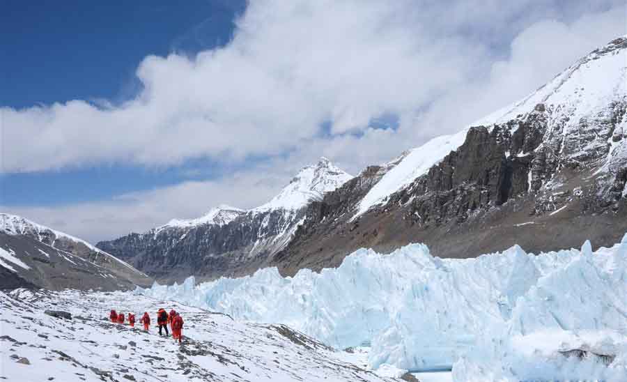 Chinese surveyors retreat from Mount Qomolangma to base camp