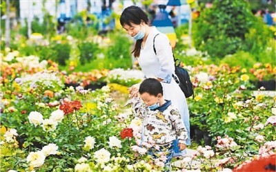 China's tourism, consumer markets rebound over May Day holiday