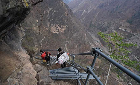 Households from "cliff village" in Sichuan resettle in new community