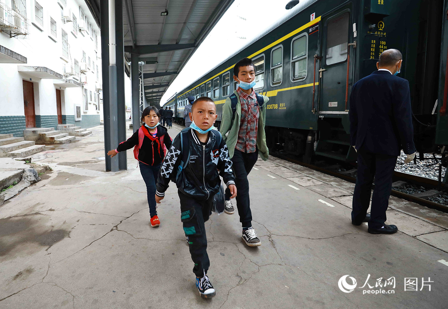 ‘Little slow trains’ in SW China’s Sichuan turned into school buses for Yi children