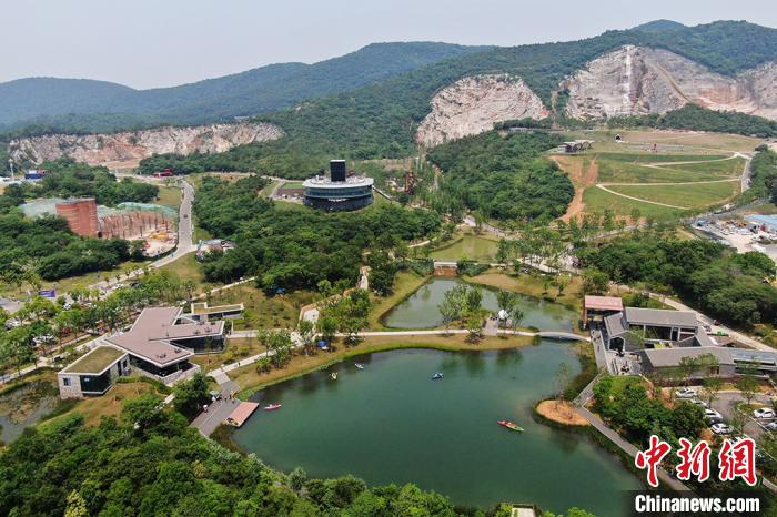 Abandoned stone mining site in Nanjing becomes tourist destination