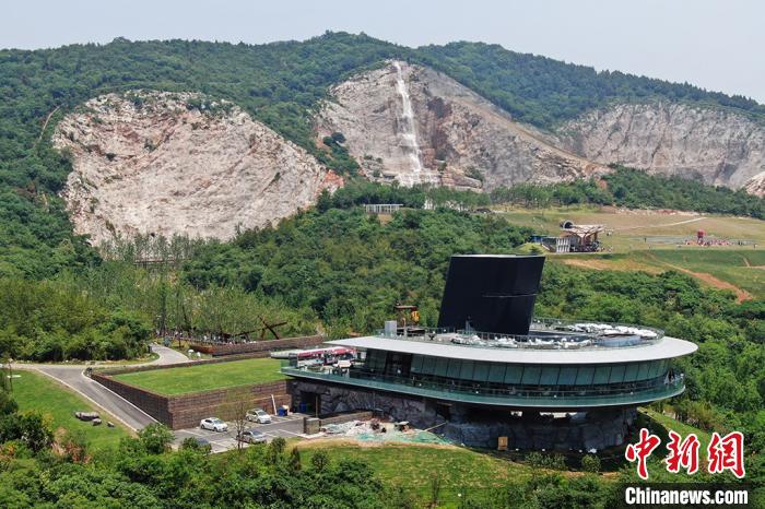 Abandoned stone mining site in Nanjing becomes tourist destination