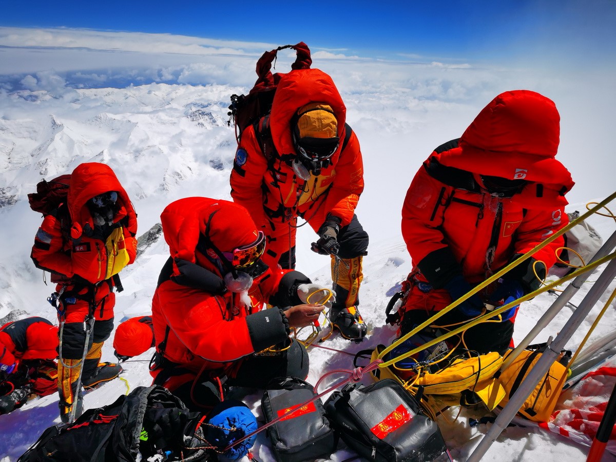 Chinese survey team reaches the summit of Mount Qomolangma