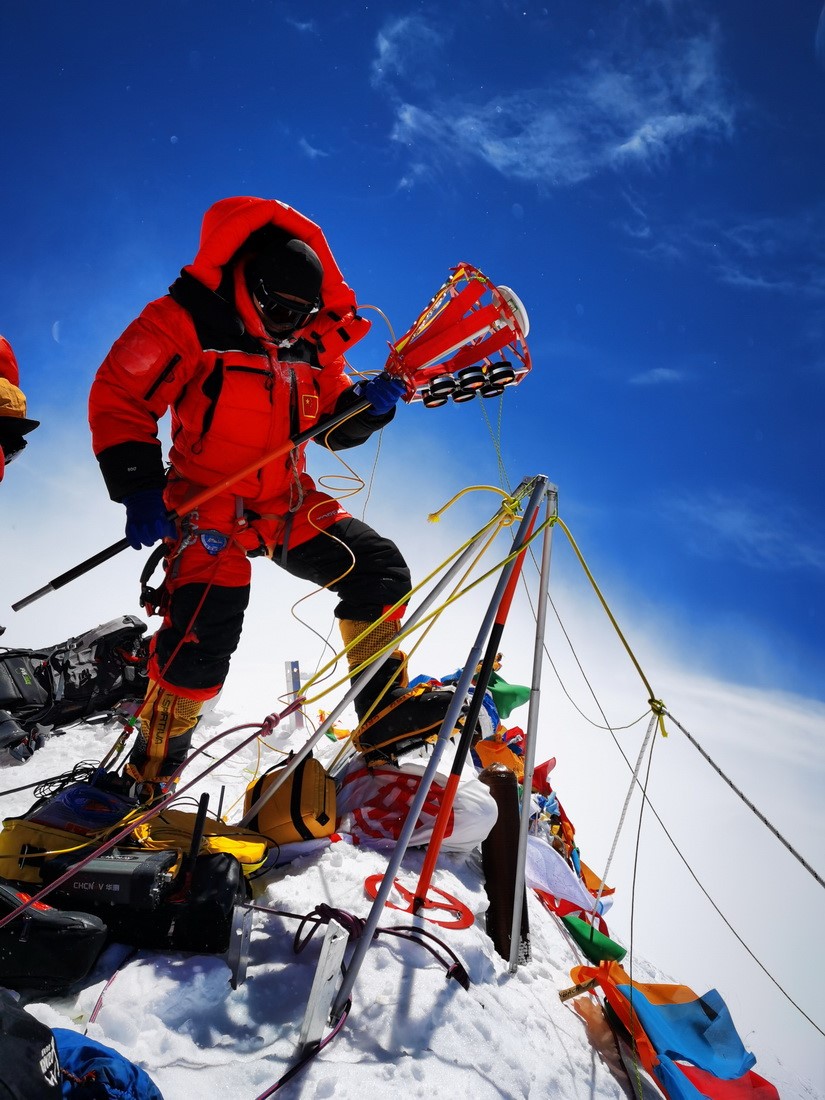 Chinese survey team reaches the summit of Mount Qomolangma