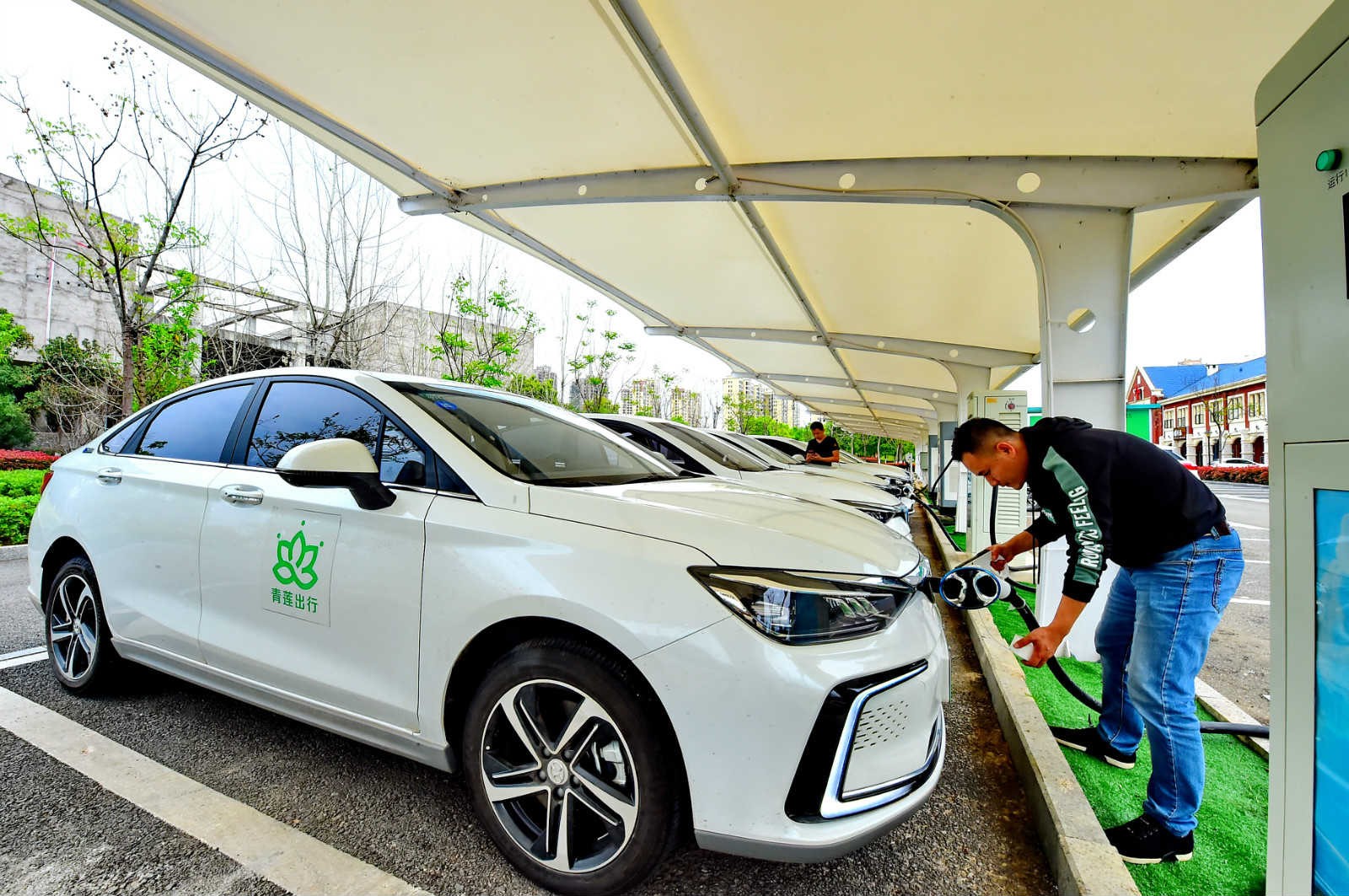 China’s new energy vehicle market embraces sound momentum for development