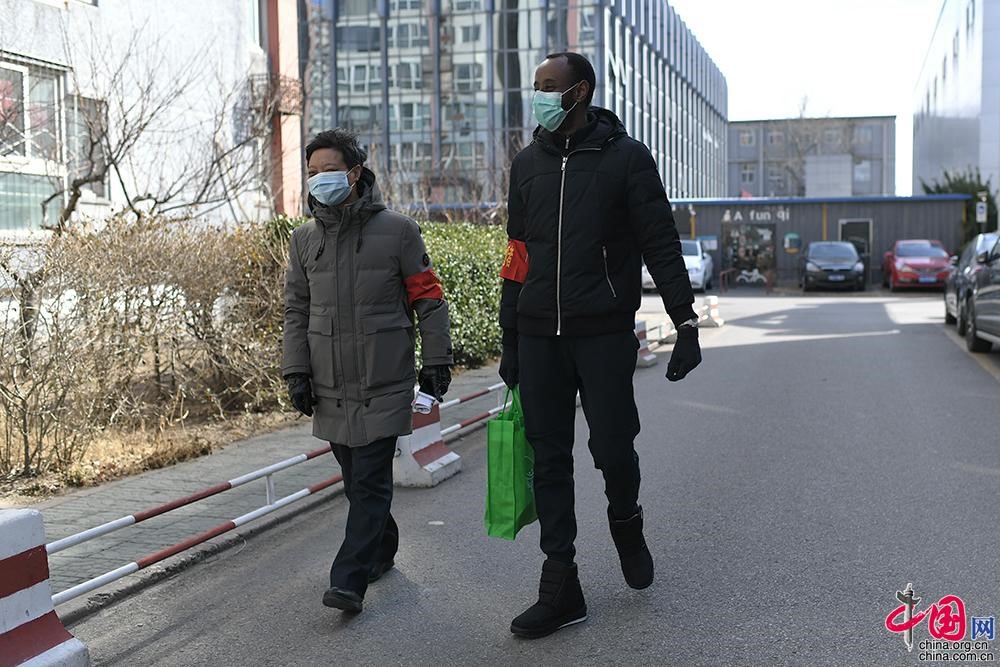 Nigerien volunteers to secure Beijing, his second hometown amid COVID-19