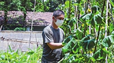 Retired soldier in Wuhan volunteers amid pandemic