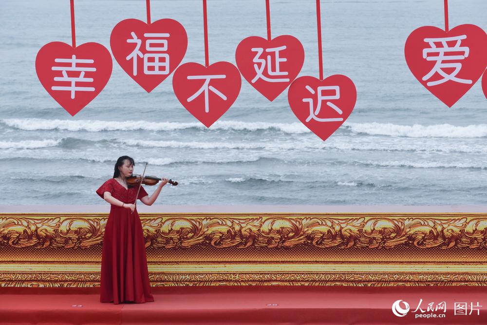 Qingdao holds mass wedding for virus fighters