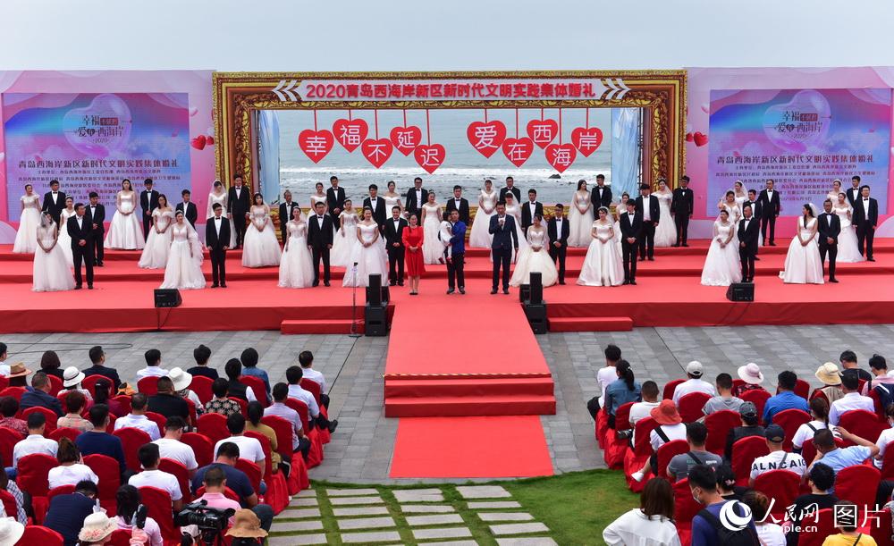 Qingdao holds mass wedding for virus fighters