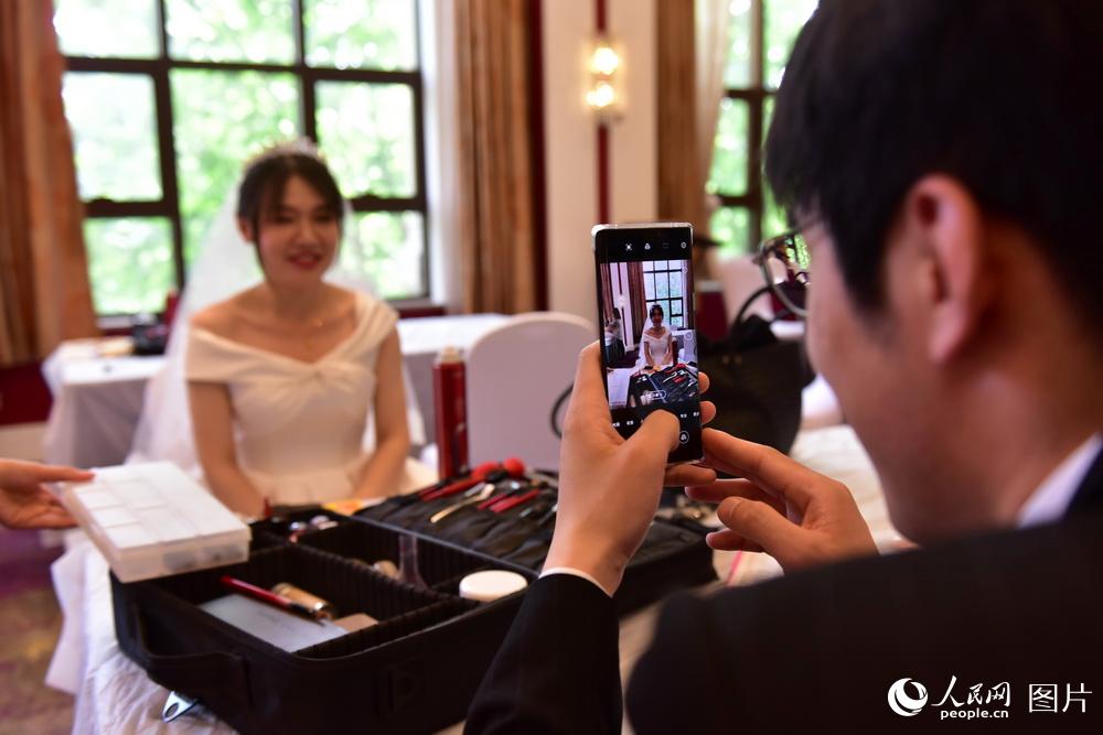 Qingdao holds mass wedding for virus fighters
