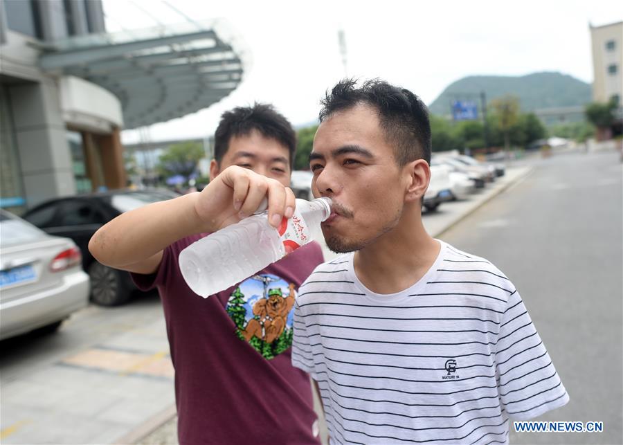 Pic story: armless man and his online store