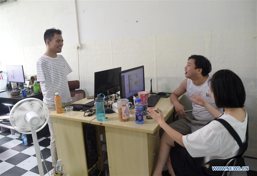 Pic story: armless man and his online store