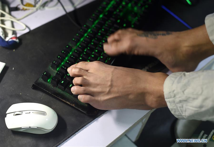 Pic story: armless man and his online store