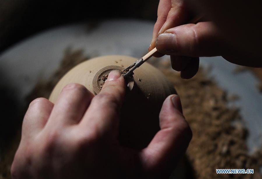 Pic story of porcelain leaf cup maker in Jiangxi