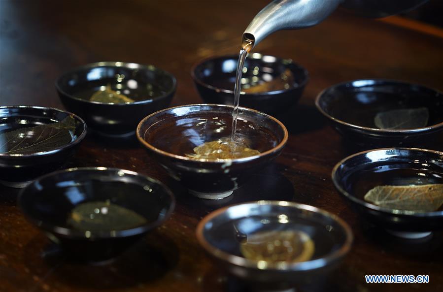 Pic story of porcelain leaf cup maker in Jiangxi