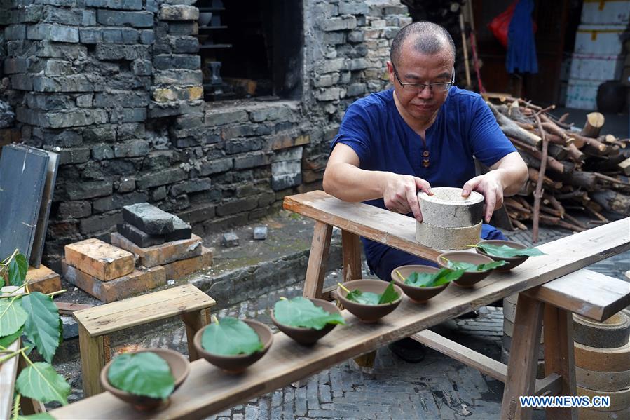 Pic story of porcelain leaf cup maker in Jiangxi