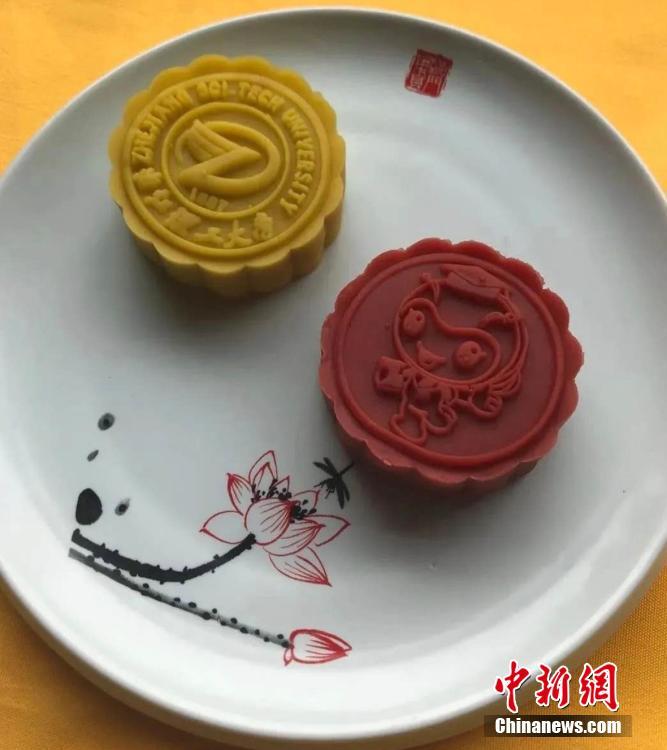 University in E China’s Zhejiang bakes creative souvenir cakes for graduating students