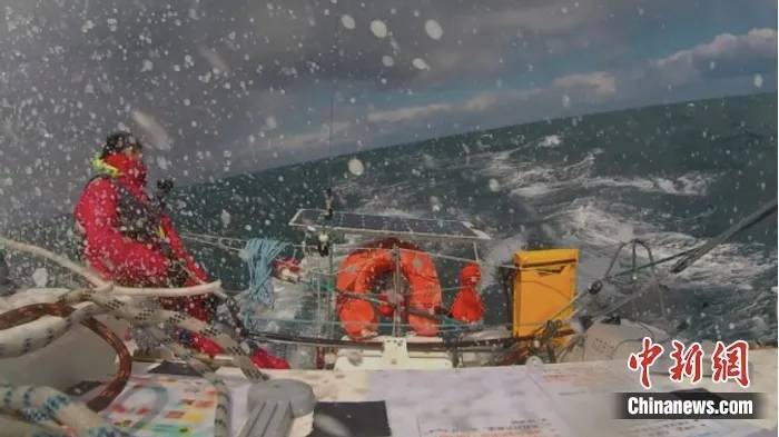 One-armed Chinese captain completes round-the-world voyage