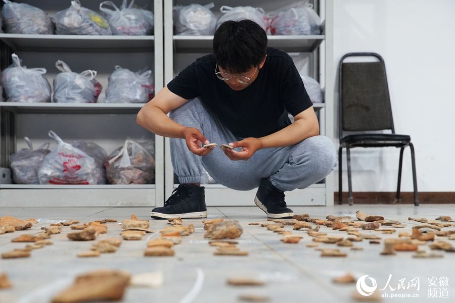 China's post-95s cultural relic restorer overcomes professional stereotype