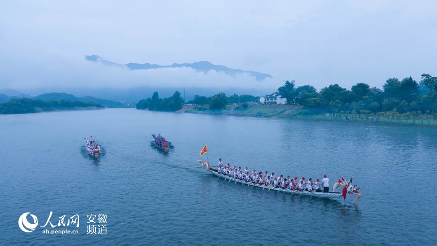 Race held in picturesque town in E China’s Anhui to celebrate Dragon Boat Festival