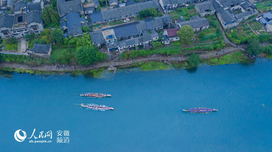 Race held in picturesque town in E China’s Anhui to celebrate Dragon Boat Festival