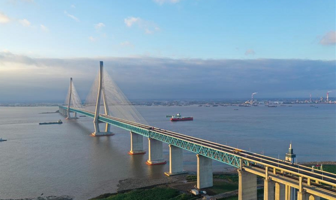 Bridge linking Nantong and Zhangjiagang opens to traffic 