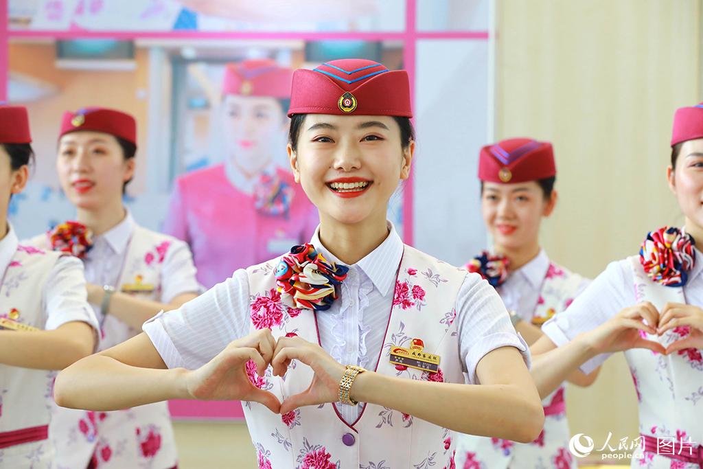 Stewardesses prepare for upcoming summer travel rush in Chengdu