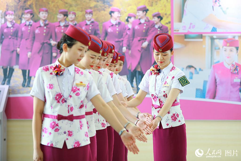 Stewardesses prepare for upcoming summer travel rush in Chengdu