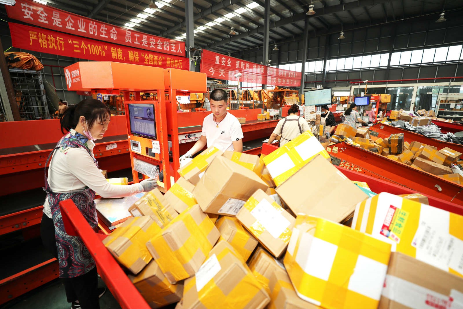 China sees expansion of new businesses, upgrading of new consumption
