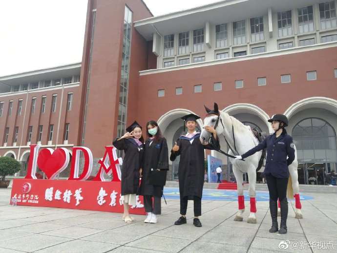 Chinese college gives graduates special equine send-off