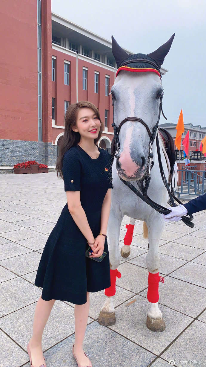 Chinese college gives graduates special equine send-off