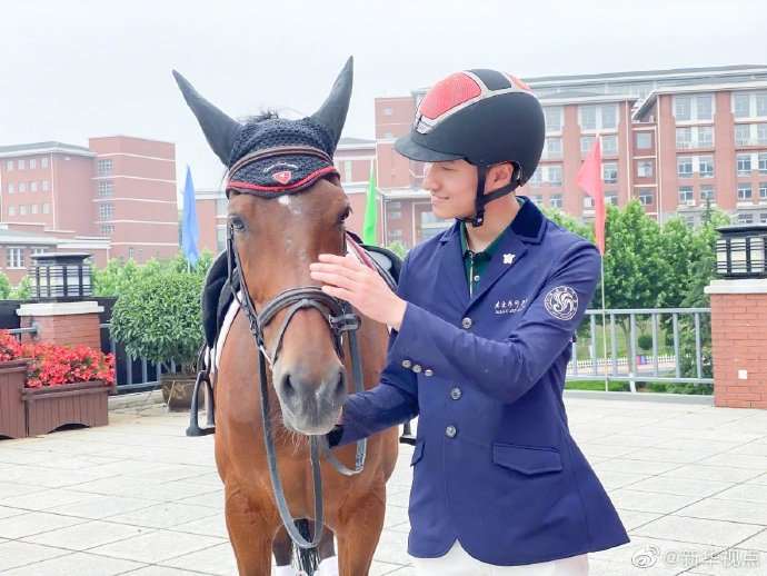 Chinese college gives graduates special equine send-off