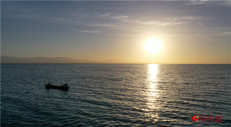 Fishermen in NW China’s Xinjiang resume fishing in Bosten Lake