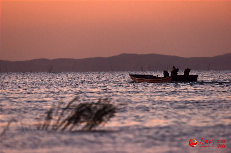 Fishermen in NW China’s Xinjiang resume fishing in Bosten Lake