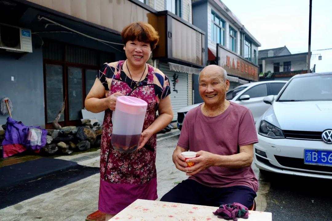 Family continues 300-year-old tradition of offering free drink to pedestrians