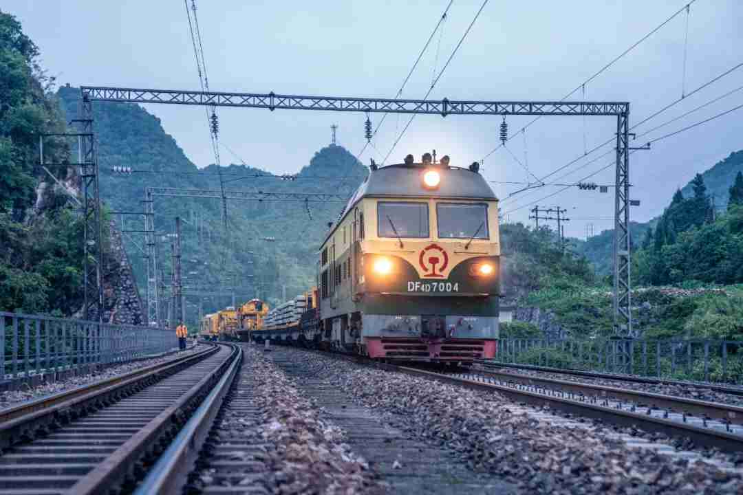 Chinese railway engineers develop a smart solution to change rail sleepers